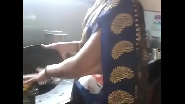 Sultry Desi Aunty’s Alluring Midriff And Curvy Hips