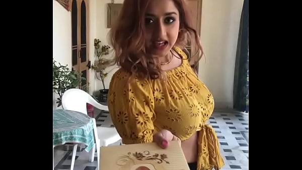 Topless Desi Beauty Flaunts Her Curves