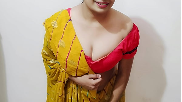 भाभी ने देवर को हाथ से खुद को सहलाते देखा, फिर उसके बड़े लंड पर झुक गई (हिंदी आवाज़ में)
