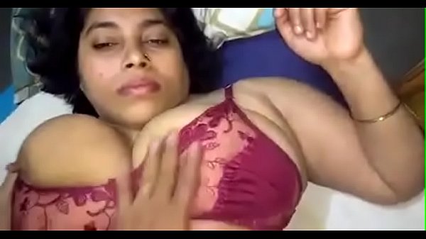 उभरे हुए दूधिया अंगों वाली भाभी