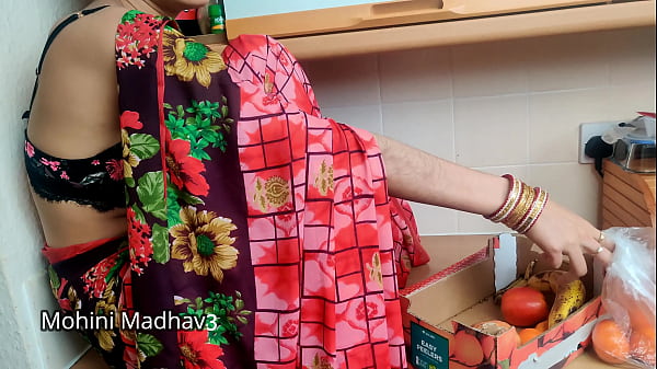 भारतीय देसी फल विक्रेता महिला ने ग्राहक से मोलभाव करते हुए जोरदार संभोग किया हिंदी ऑडियो