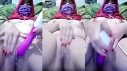 Jilbab Merah Digetarkan Mainan Mulus Di Balik Kain.
