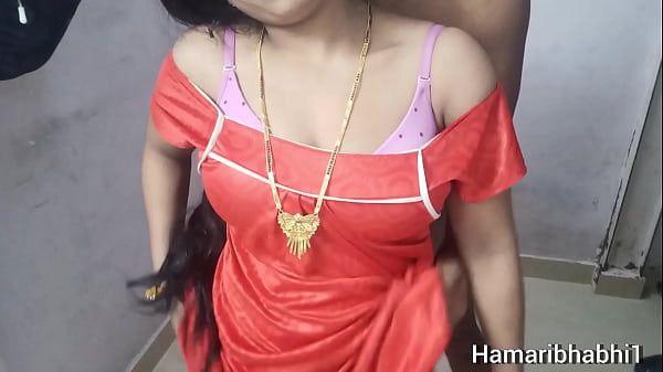 Indian Desi Hot Bhabhi Aur Devar Ki Chudai Ki Baat Karte Hue Sexy Video.