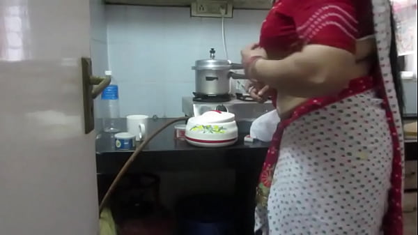 Leena Bhabhi’s Steamy Navel Tease: Desi Housewife Unleashed