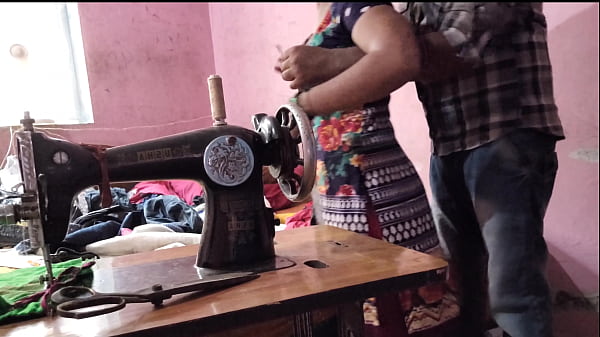 देसी भाभी को सिलाई करते अंकल ने जोरों से चोद डाला