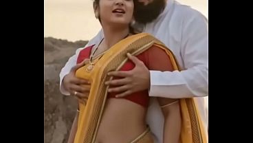 Desi Bhabhi Ki Saree Mein Dabaye Gaye Boobs Ka Pyaar Bhara Romance