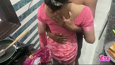 Desi Bhabhi Ki Garam Chudai Jab Wo Kitchen Mein Khana Bana Rahi Thi, Pet Pyaas Bhadka De